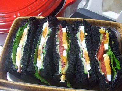 竹炭パンのサンドイッチ